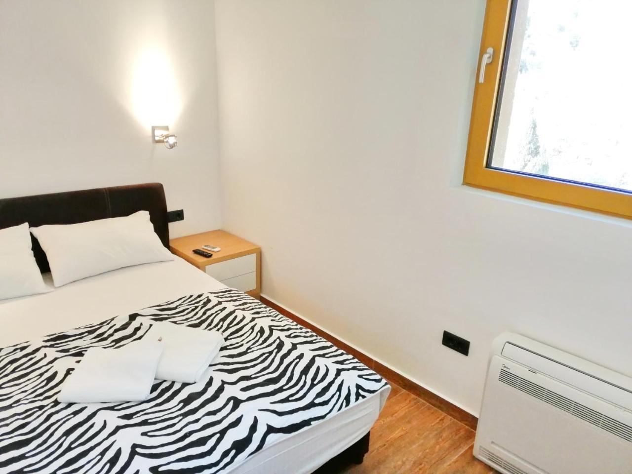 Sea Breeze Lux Apartments Budva Exteriör bild
